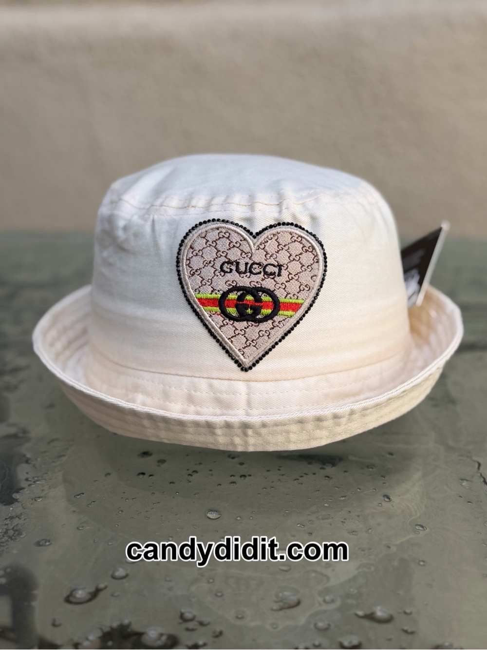 NWT Handmade Gucci Cream Bucket Hat with Heart Logo Patch - Picture 3 of 14